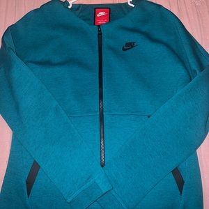 Women’s Nike tech fleece